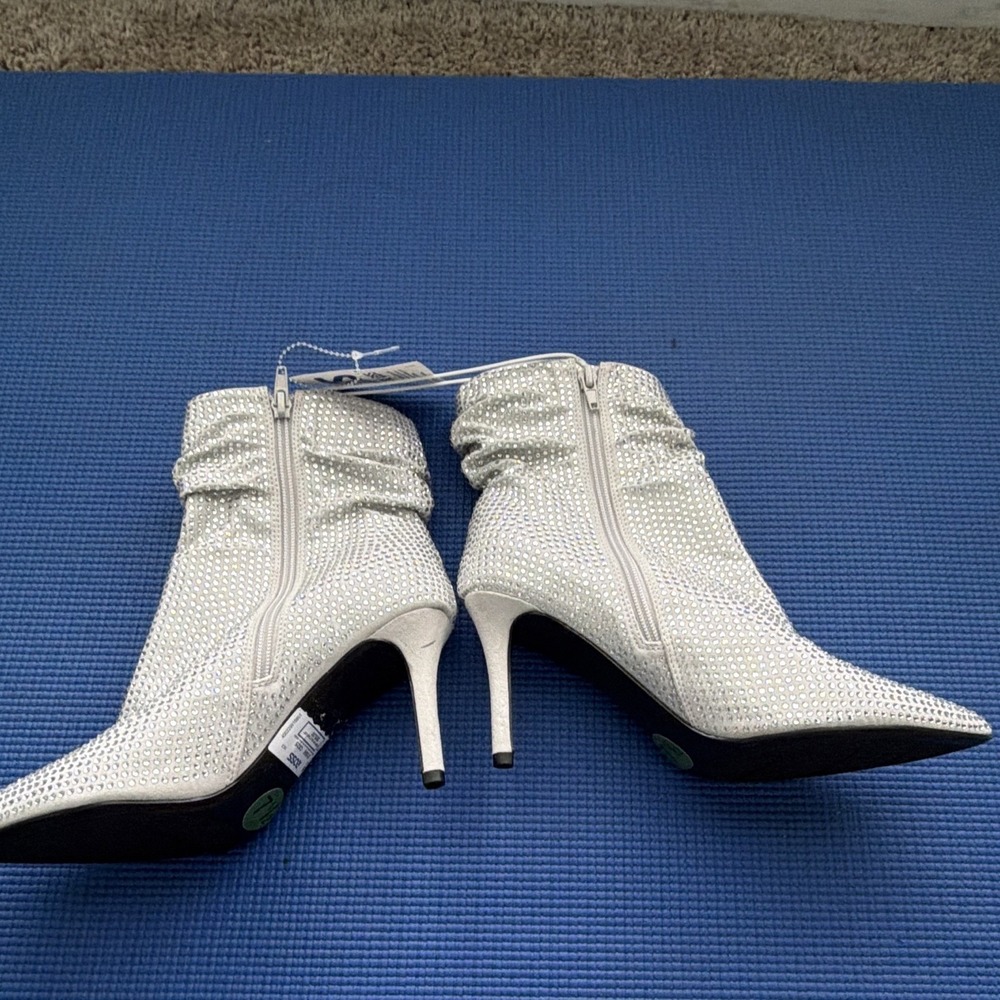 NEW Nine West Dootie Silver Satin Rhinestone Pointed Toe Ankle Bootie Zip 7.5M